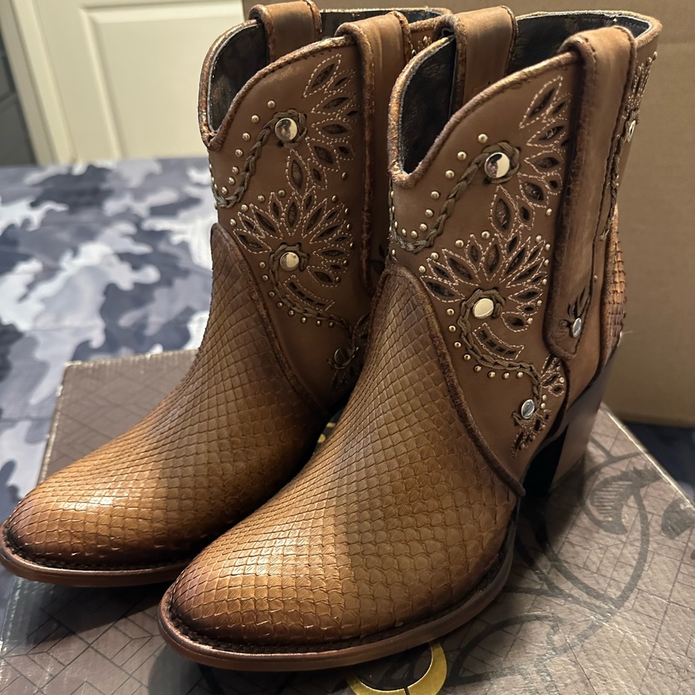 Cuadra Genuine python brown leather booties with engraved details